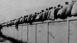 Seguidors del F.C. Barcelona a l'antic camp del carrer de la Indústria